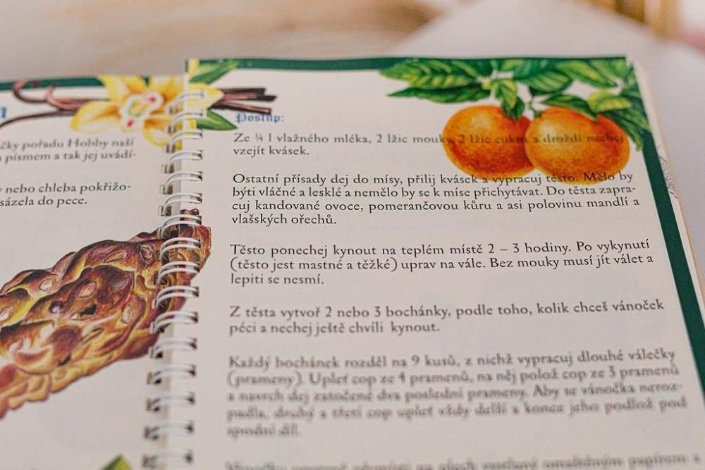 Nejmilejší recepty s Jiřinou Bohdalovou, zástěra s motivem jezevčíků, sáček a dřevěná lžíce