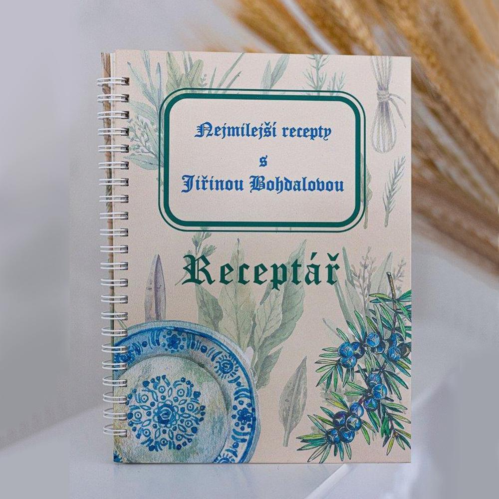 Nejmilejší recepty s Jiřinou Bohdalovou, zástěra s motivem jezevčíků, sáček a dřevěná lžíce